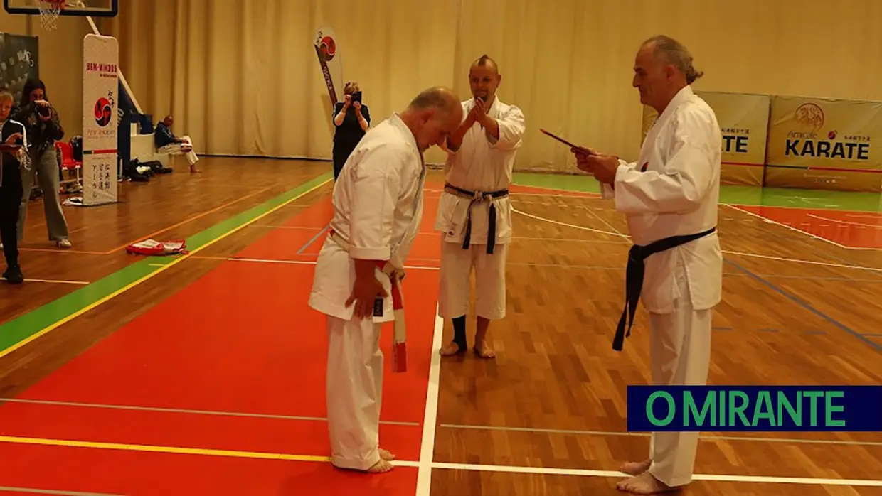 Associação Distrital Amicale Karaté distingue mestre Carlos Dias
