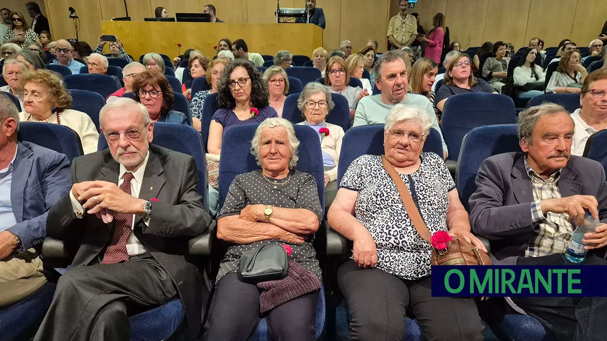 Benavente homenageou António José Ganhão com medalha de honra municipal no 25 de Abril