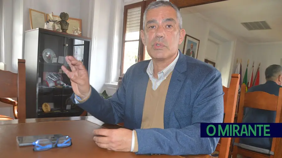 Autarca de Alhandra novamente criticado por causa de painéis no meio de passeios