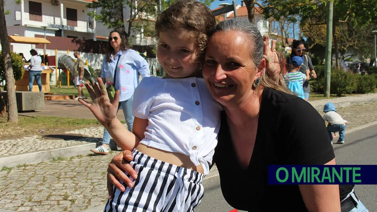 Azambuja põe famílias e crianças a brincar na rua