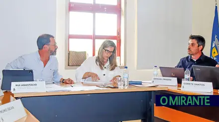 Contrato com empresa de ex-vereadora incendeia reunião em Alcanena