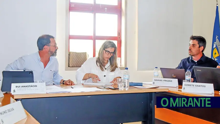 Contrato com empresa de ex-vereadora incendeia reunião em Alcanena