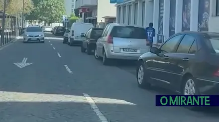 Falta de civismo à porta do Jardim da Liberdade em Santarém