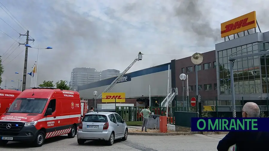 Incêndio na DHL em Vialonga obrigou à retirada de três dezenas de trabalhadores