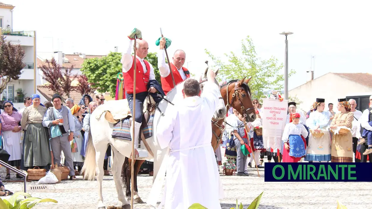 Desfile de campinos e ranchos folclóricos pelas ruas do Cartaxo