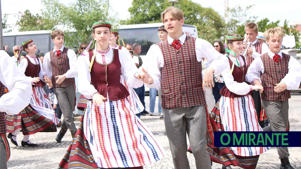 Desfile de campinos e ranchos folclóricos pelas ruas do Cartaxo