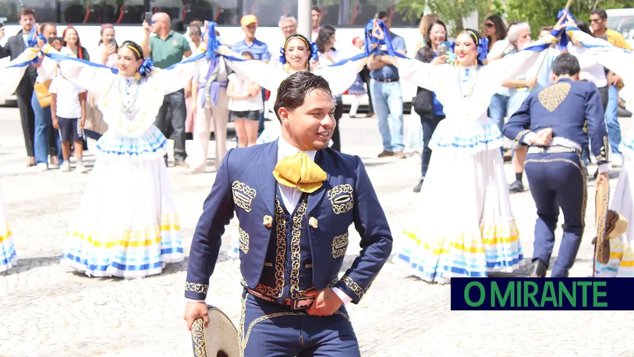 Desfile de campinos e ranchos folclóricos pelas ruas do Cartaxo