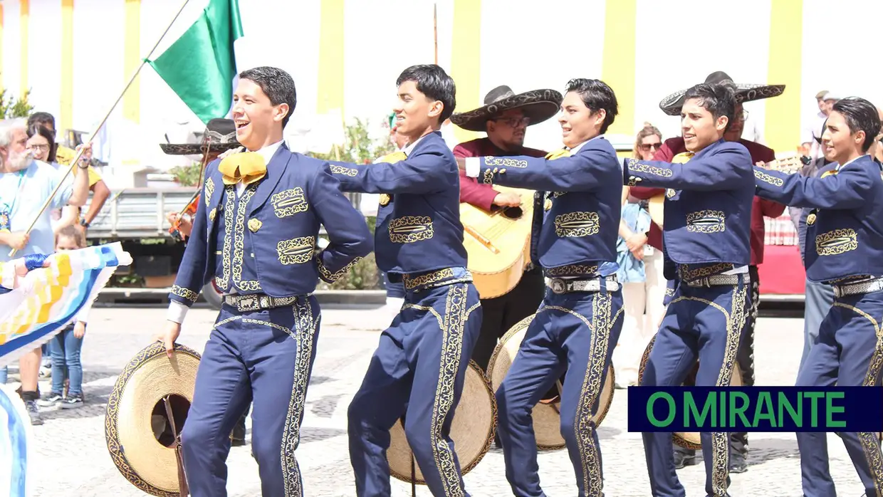 Desfile de campinos e ranchos folclóricos pelas ruas do Cartaxo