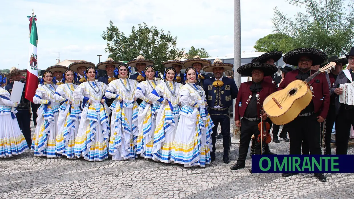 Desfile de campinos e ranchos folclóricos pelas ruas do Cartaxo