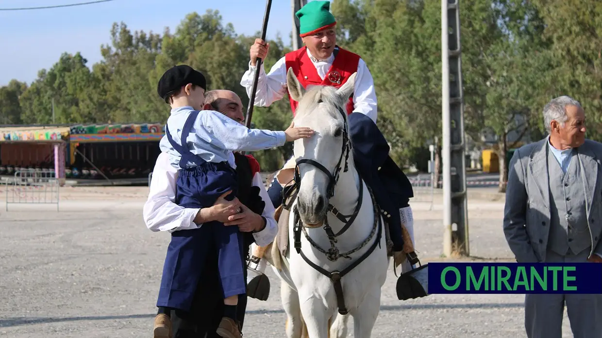 Desfile de campinos e ranchos folclóricos pelas ruas do Cartaxo