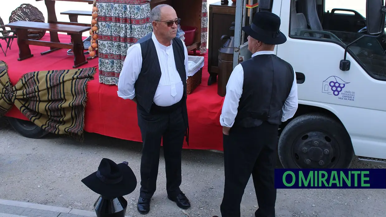 Desfile de campinos e ranchos folclóricos pelas ruas do Cartaxo
