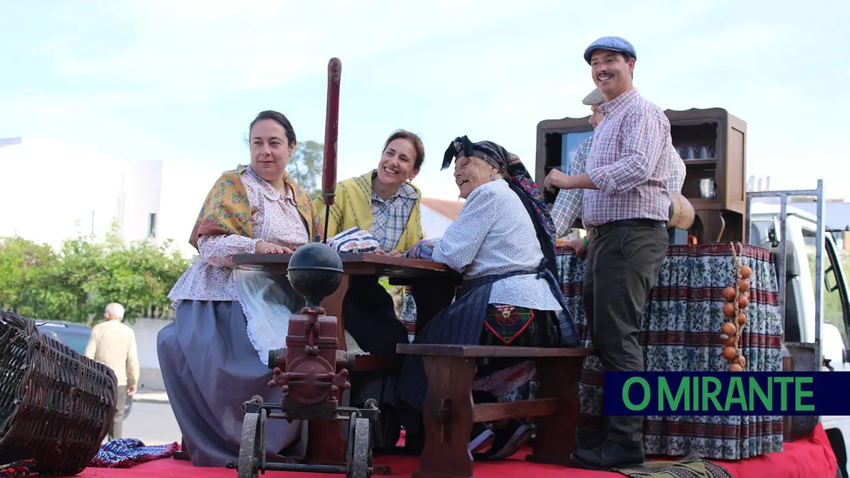 Desfile de campinos e ranchos folclóricos pelas ruas do Cartaxo
