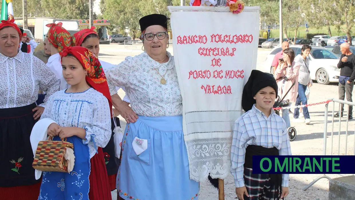Desfile de campinos e ranchos folclóricos pelas ruas do Cartaxo