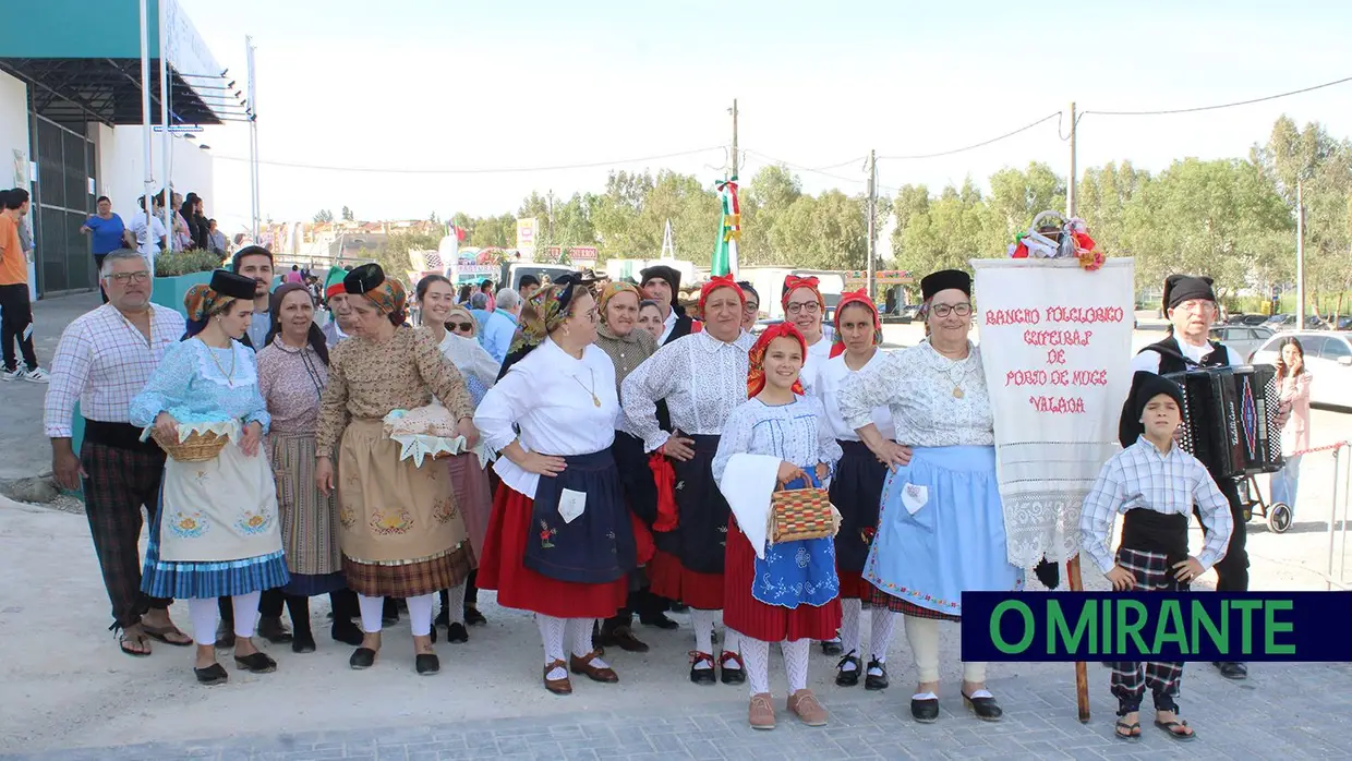 Desfile de campinos e ranchos folclóricos pelas ruas do Cartaxo