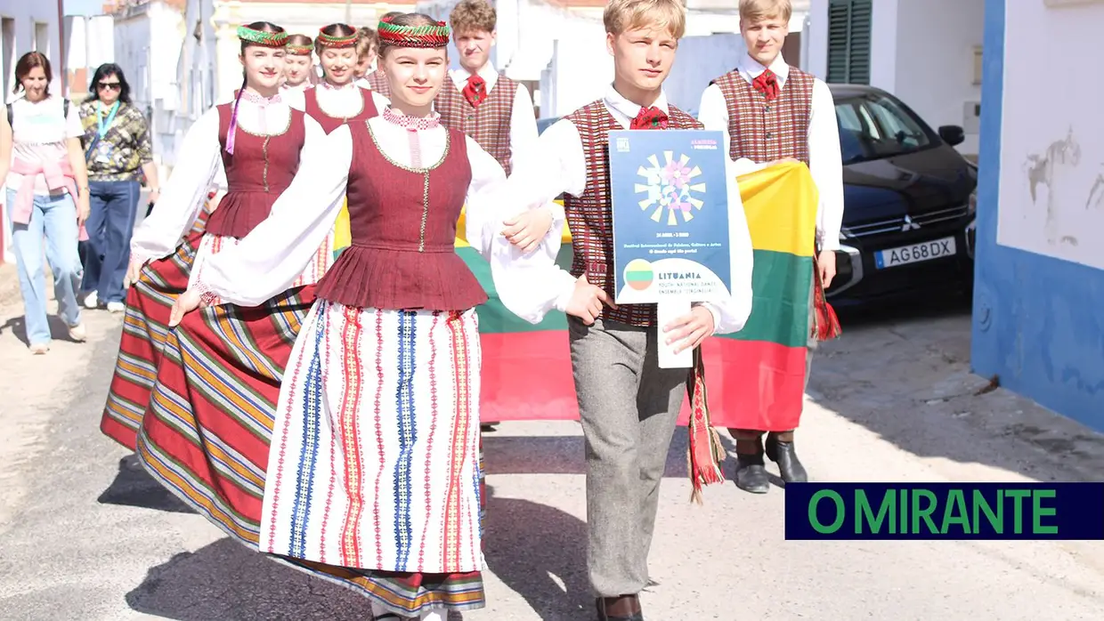 Desfile de campinos e ranchos folclóricos pelas ruas do Cartaxo
