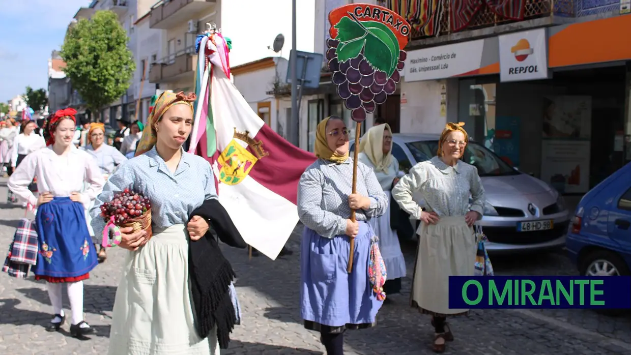Desfile de campinos e ranchos folclóricos pelas ruas do Cartaxo