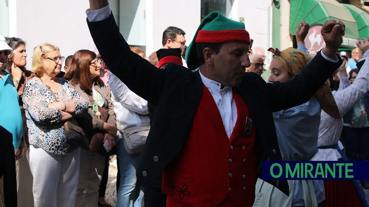Desfile de campinos e ranchos folclóricos pelas ruas do Cartaxo