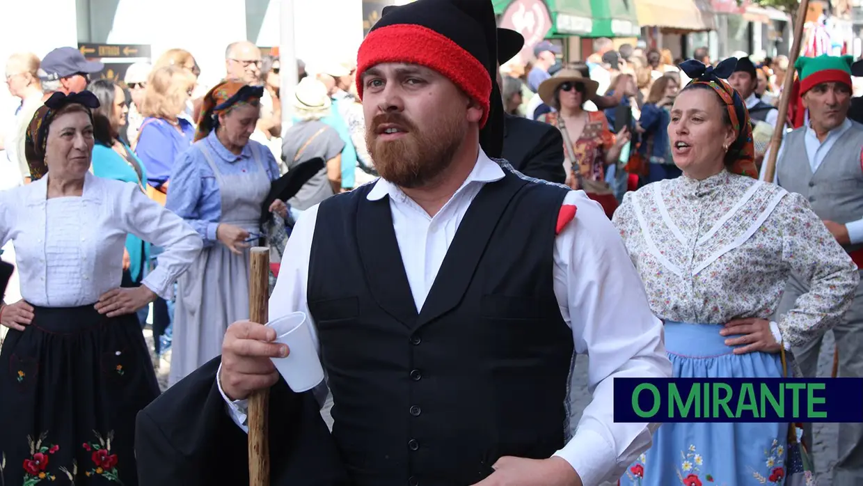 Desfile de campinos e ranchos folclóricos pelas ruas do Cartaxo