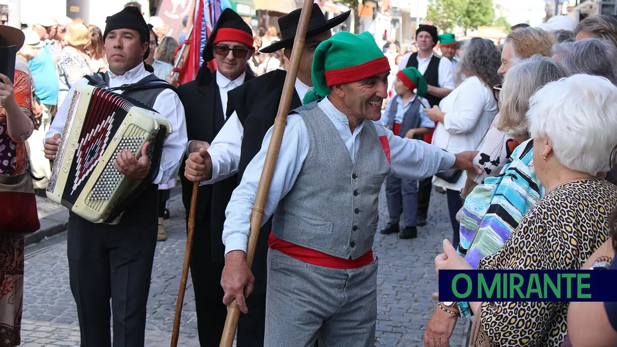 Desfile de campinos e ranchos folclóricos pelas ruas do Cartaxo