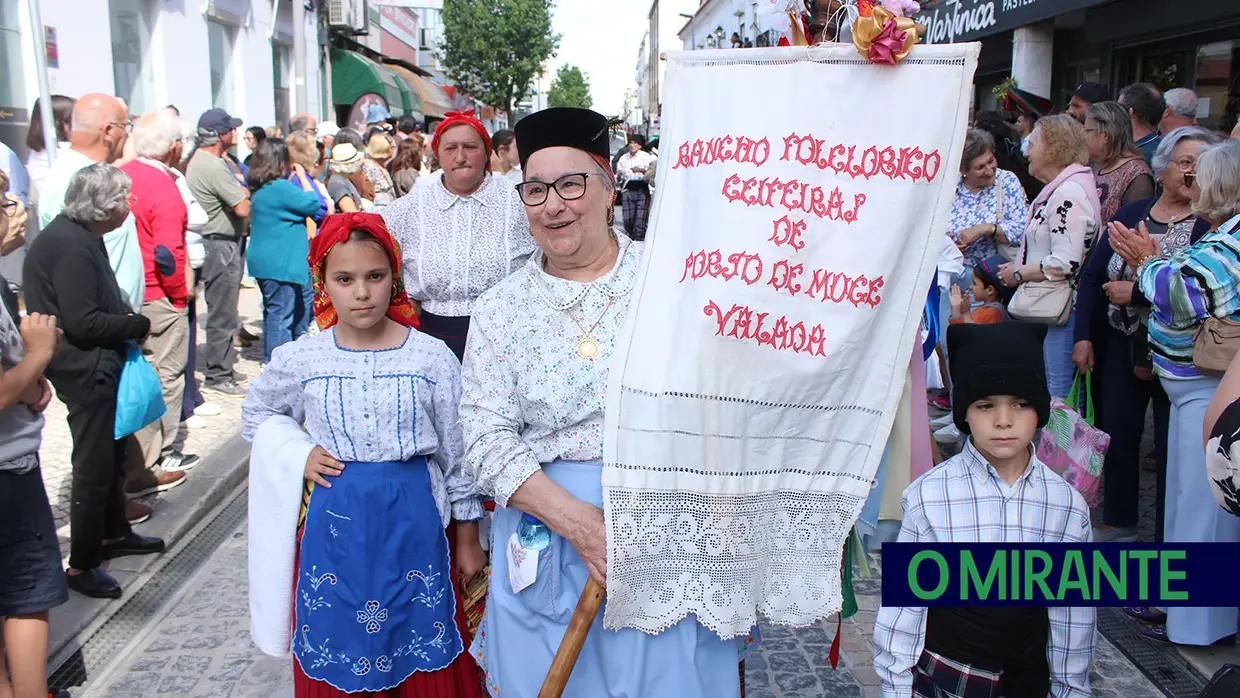 Desfile de campinos e ranchos folclóricos pelas ruas do Cartaxo