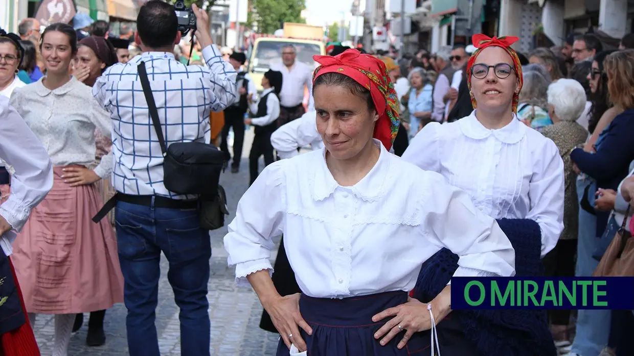 Desfile de campinos e ranchos folclóricos pelas ruas do Cartaxo