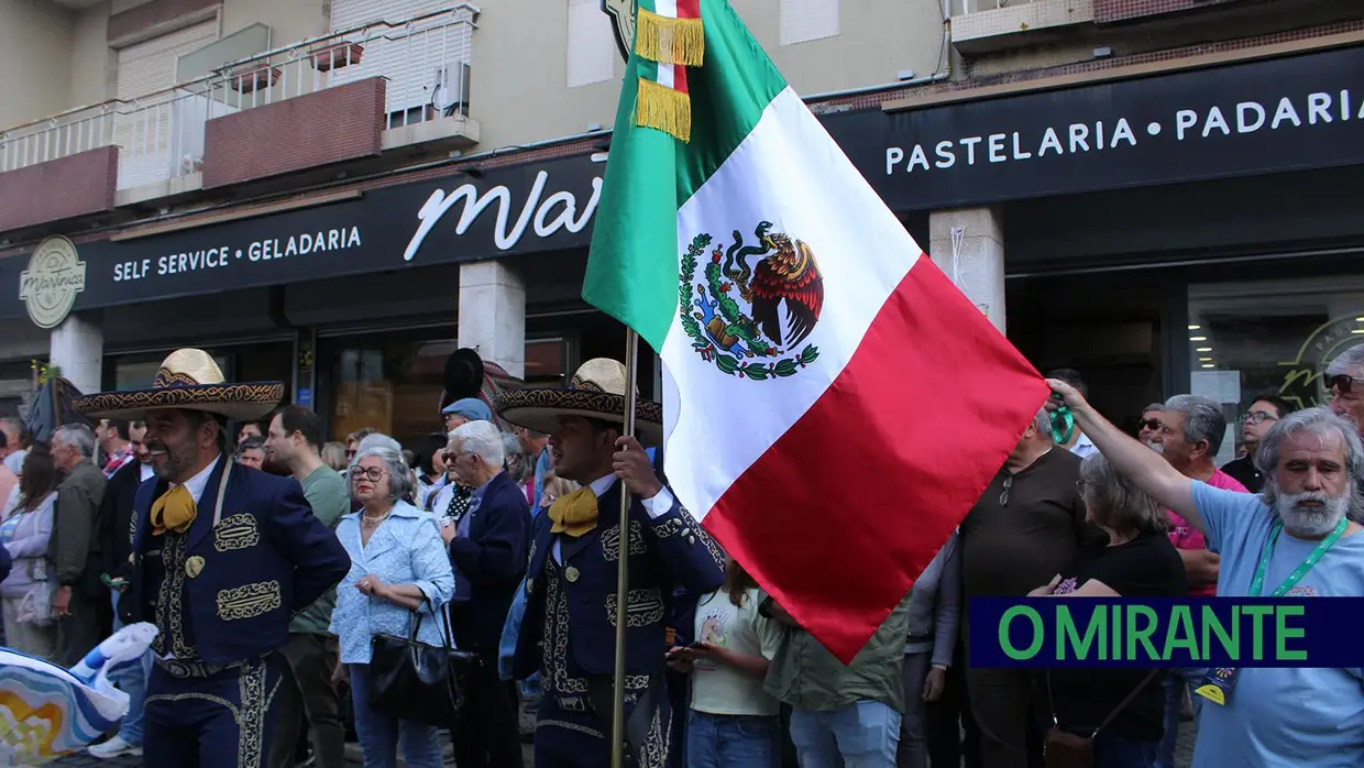 Desfile de campinos e ranchos folclóricos pelas ruas do Cartaxo