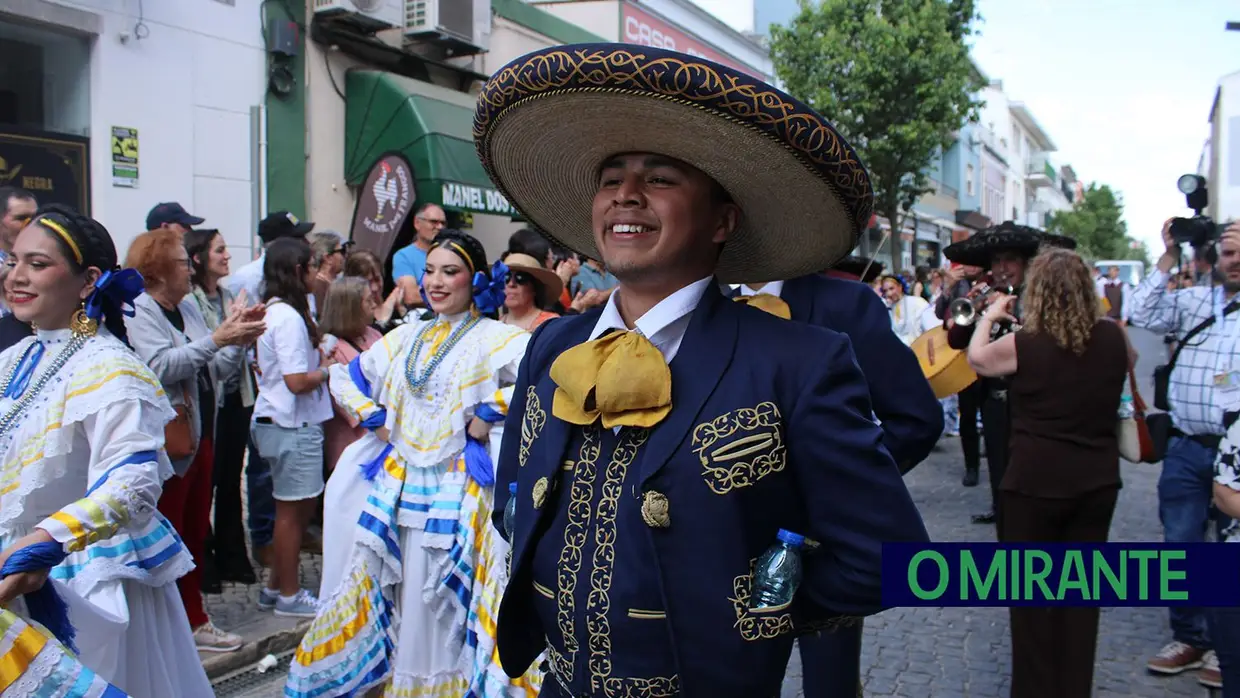 Desfile de campinos e ranchos folclóricos pelas ruas do Cartaxo