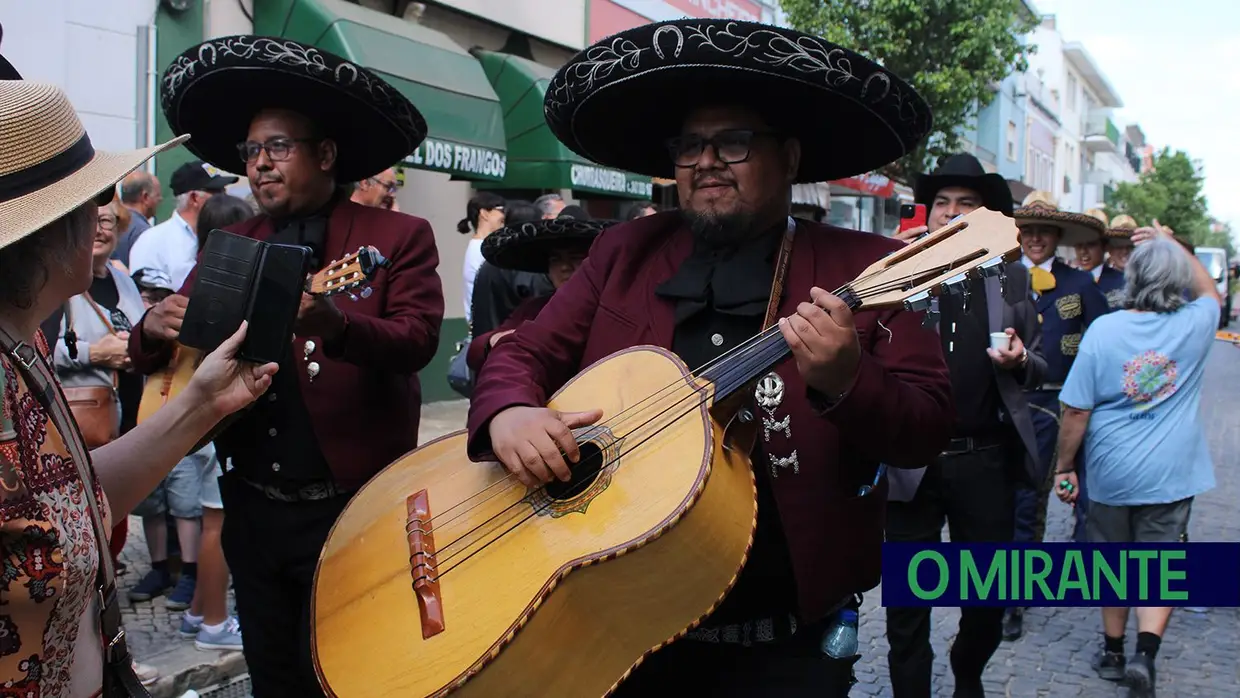 Desfile de campinos e ranchos folclóricos pelas ruas do Cartaxo