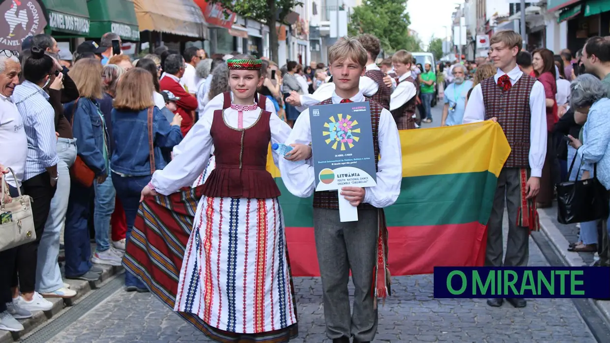 Desfile de campinos e ranchos folclóricos pelas ruas do Cartaxo