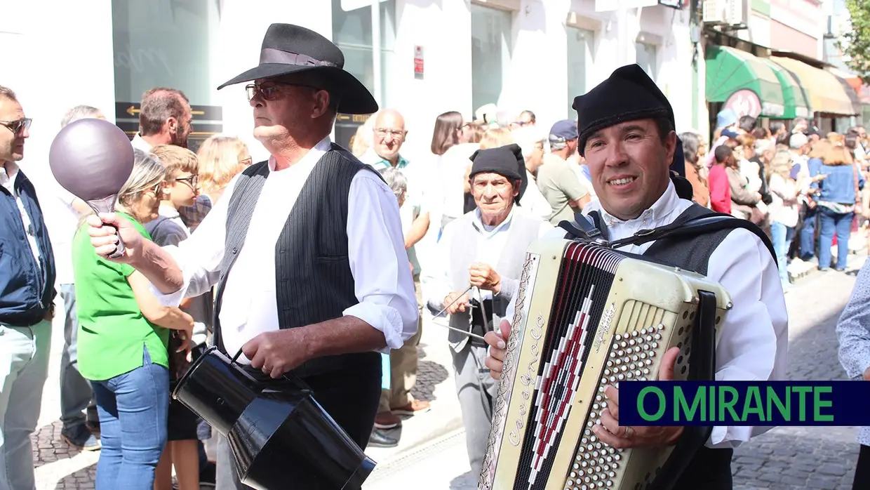 Desfile de campinos e ranchos folclóricos pelas ruas do Cartaxo