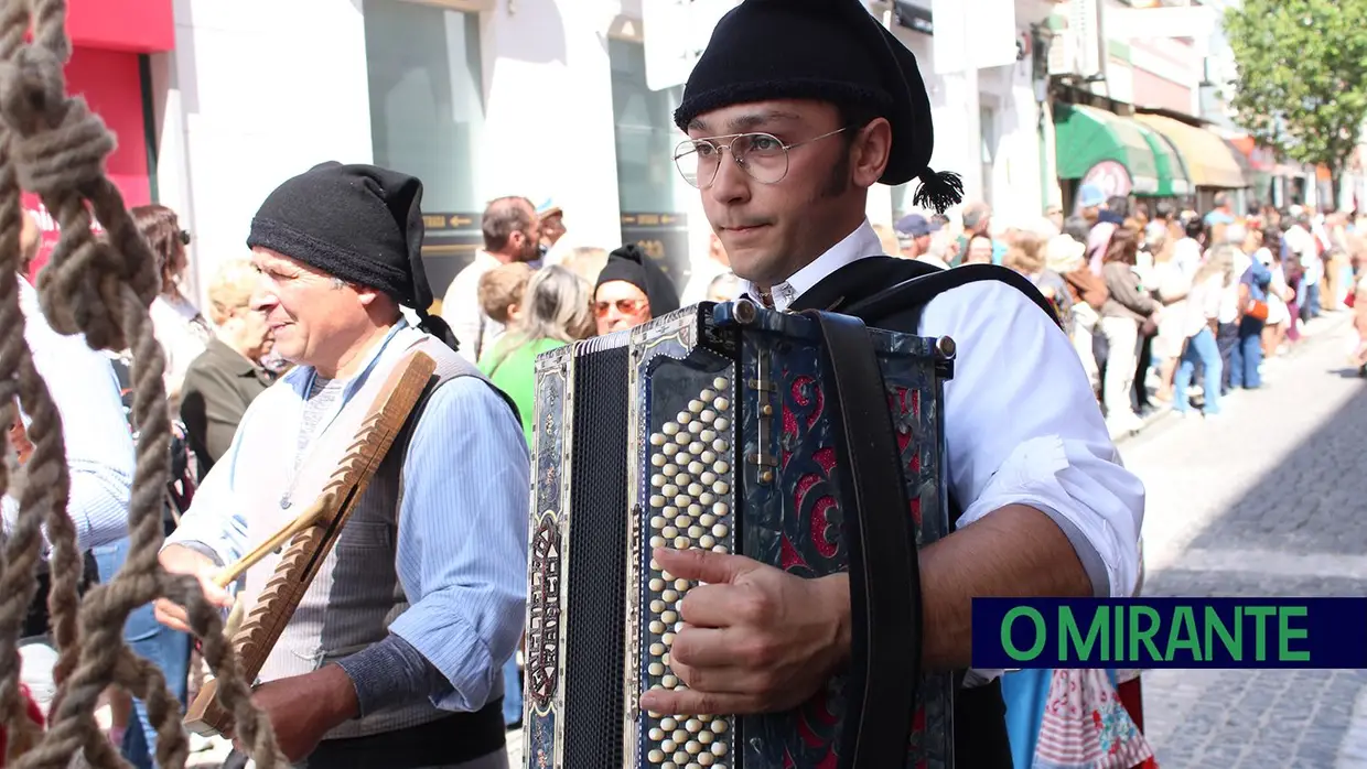 Desfile de campinos e ranchos folclóricos pelas ruas do Cartaxo