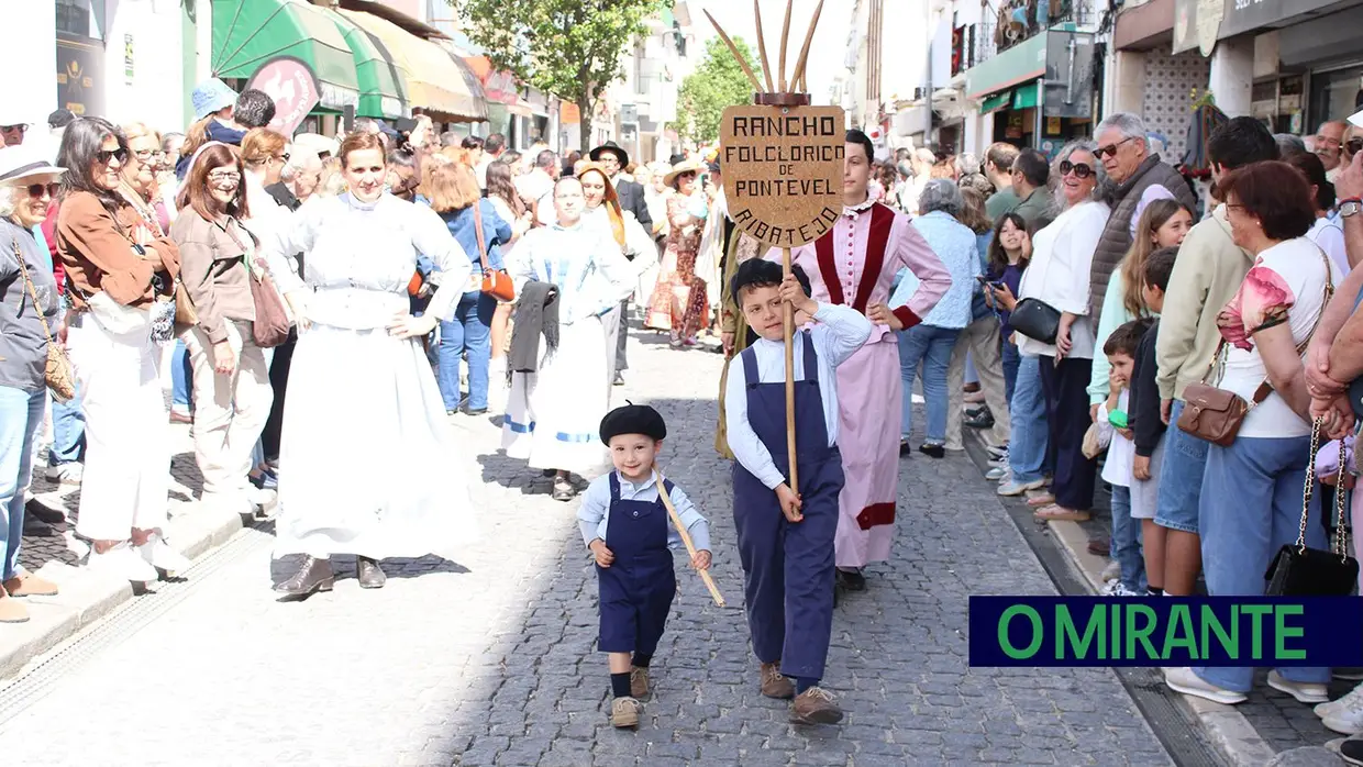 Desfile de campinos e ranchos folclóricos pelas ruas do Cartaxo