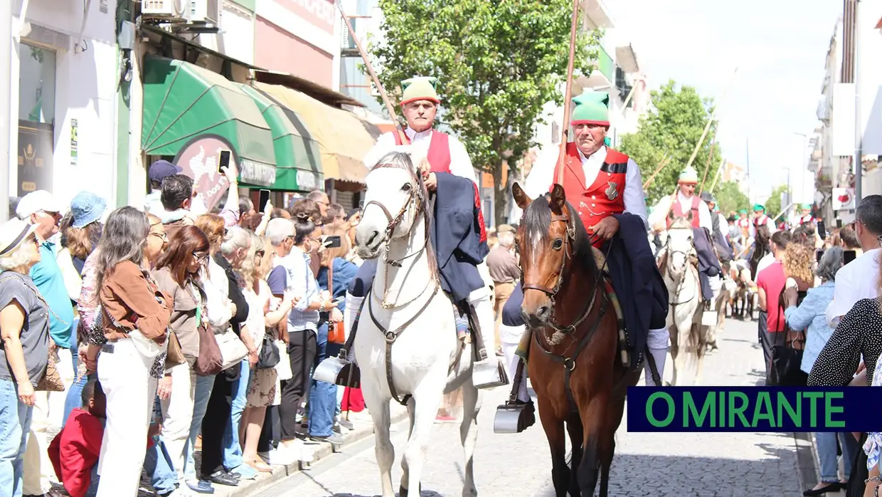 Desfile de campinos e ranchos folclóricos pelas ruas do Cartaxo