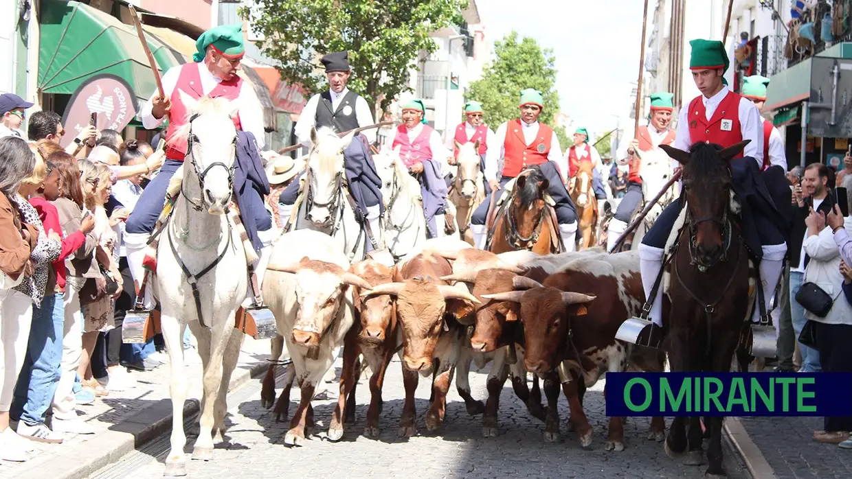 Desfile de campinos e ranchos folclóricos pelas ruas do Cartaxo