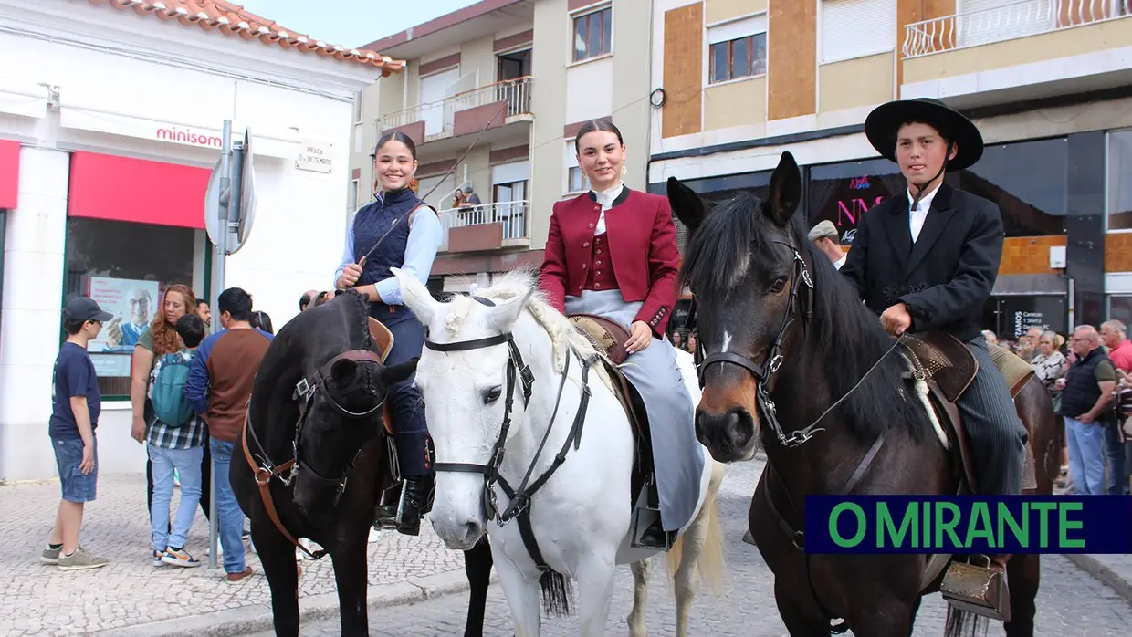 Desfile de campinos e ranchos folclóricos pelas ruas do Cartaxo