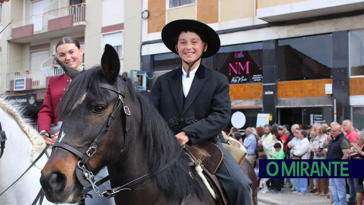Desfile de campinos e ranchos folclóricos pelas ruas do Cartaxo