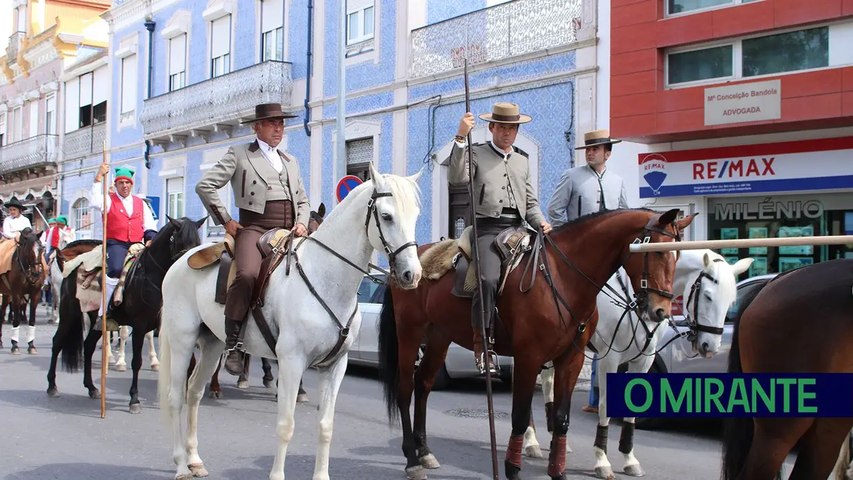 Desfile de campinos e ranchos folclóricos pelas ruas do Cartaxo