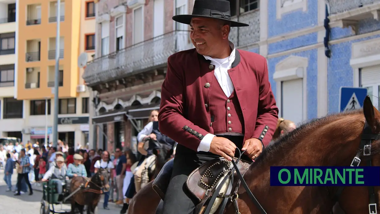 Desfile de campinos e ranchos folclóricos pelas ruas do Cartaxo