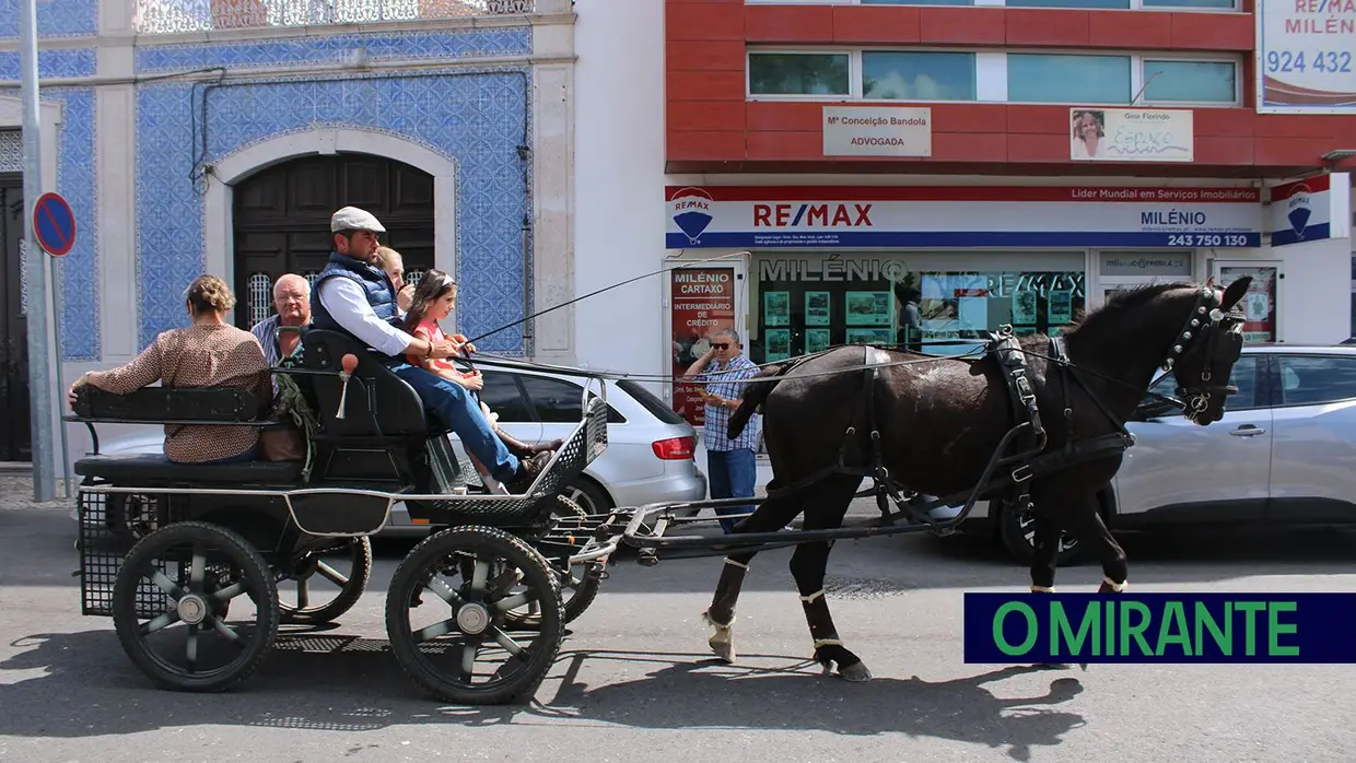 Desfile de campinos e ranchos folclóricos pelas ruas do Cartaxo