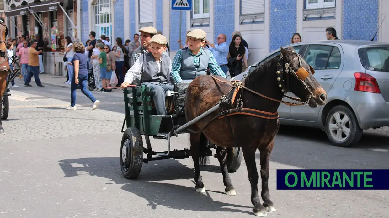 Desfile de campinos e ranchos folclóricos pelas ruas do Cartaxo