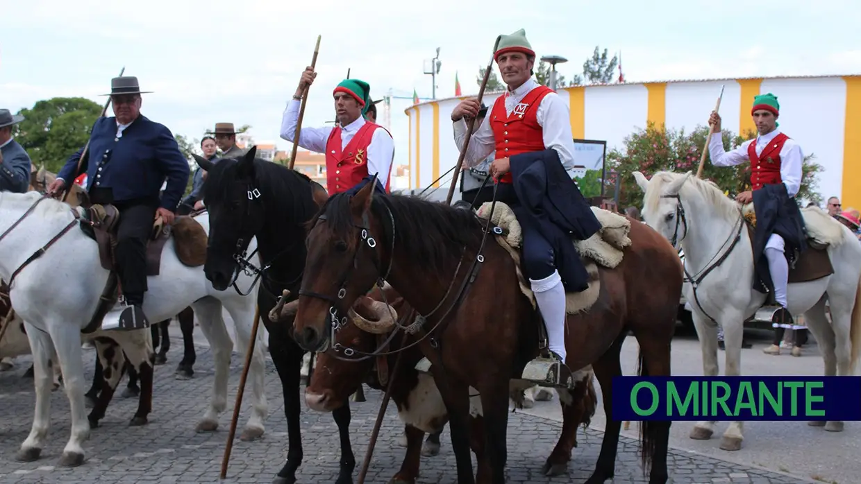 Desfile de campinos e ranchos folclóricos pelas ruas do Cartaxo
