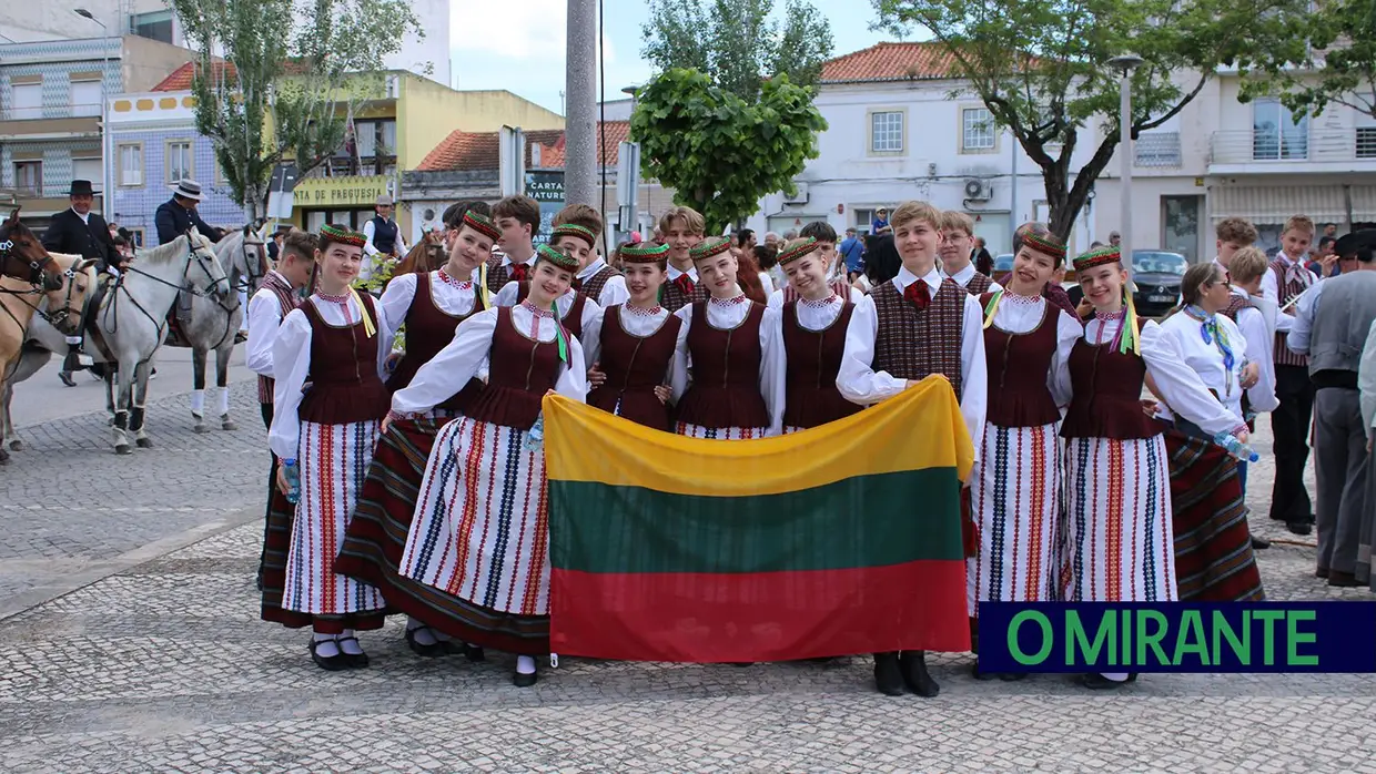 Desfile de campinos e ranchos folclóricos pelas ruas do Cartaxo