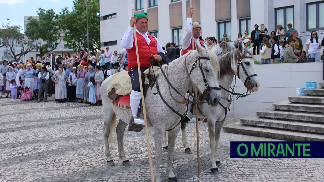 Desfile de campinos e ranchos folclóricos pelas ruas do Cartaxo