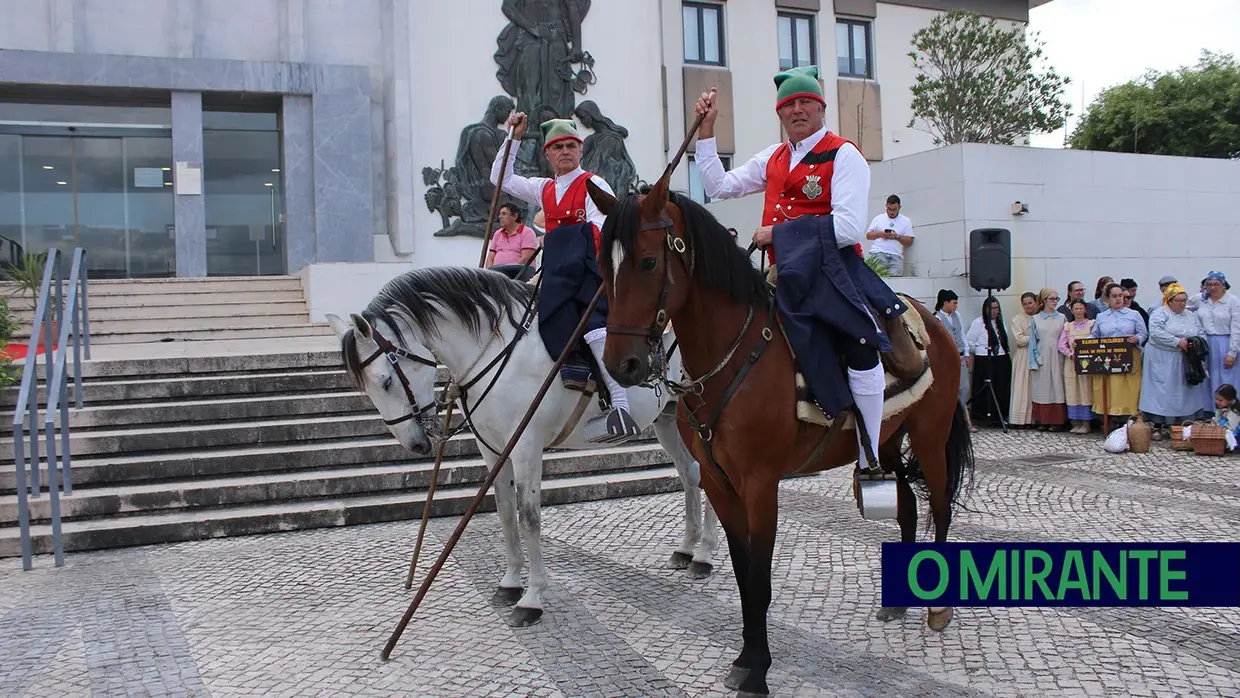 Desfile de campinos e ranchos folclóricos pelas ruas do Cartaxo