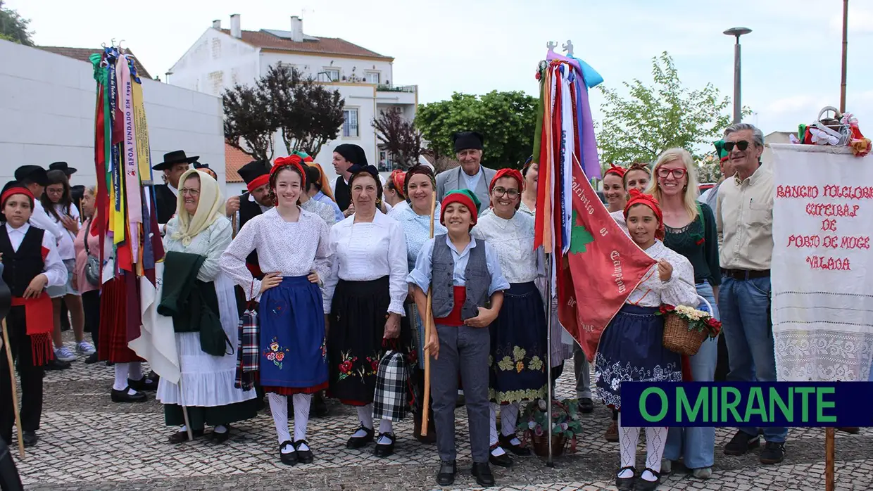 Desfile de campinos e ranchos folclóricos pelas ruas do Cartaxo