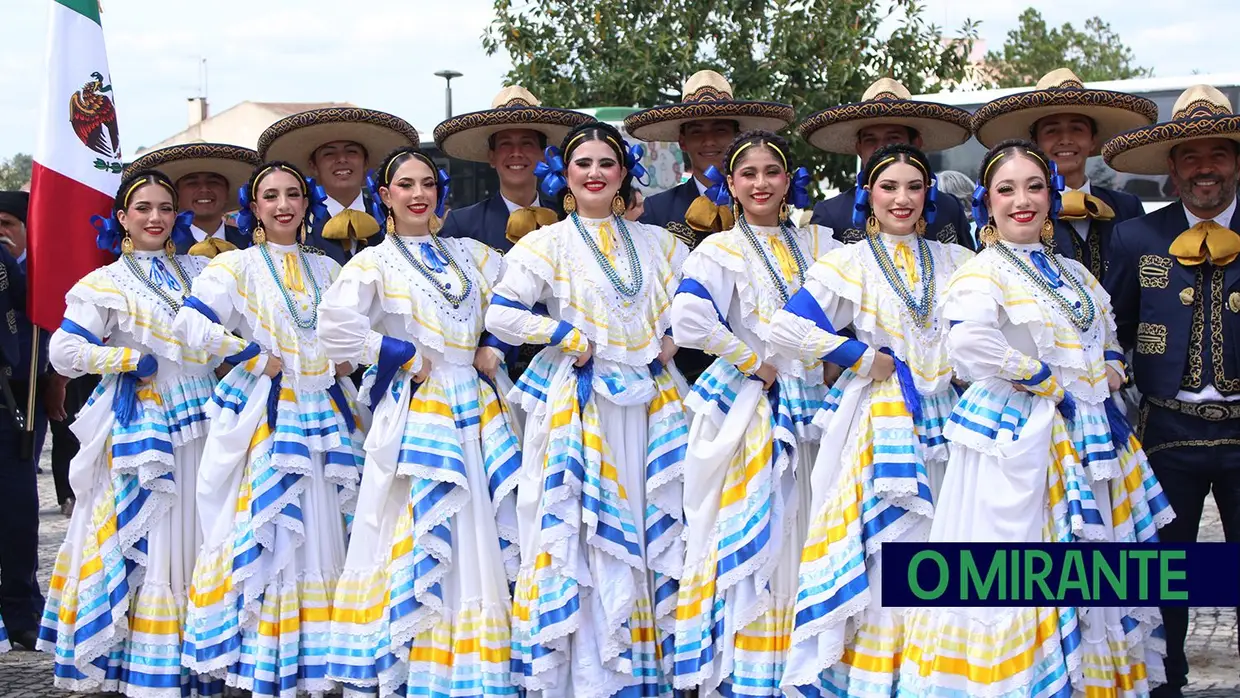 Desfile de campinos e ranchos folclóricos pelas ruas do Cartaxo