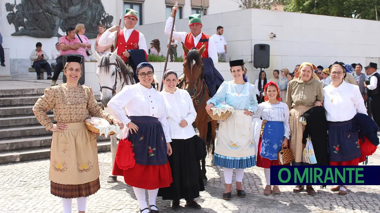 Desfile de campinos e ranchos folclóricos pelas ruas do Cartaxo