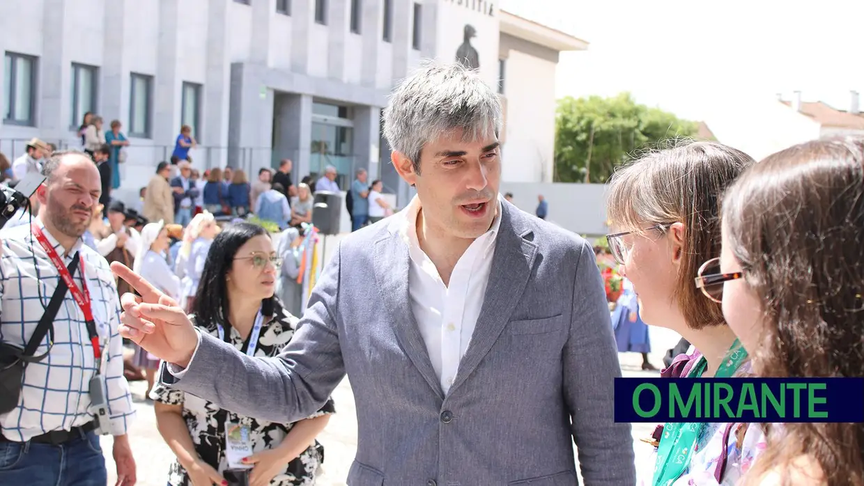Desfile de campinos e ranchos folclóricos pelas ruas do Cartaxo