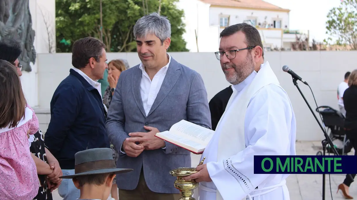Desfile de campinos e ranchos folclóricos pelas ruas do Cartaxo