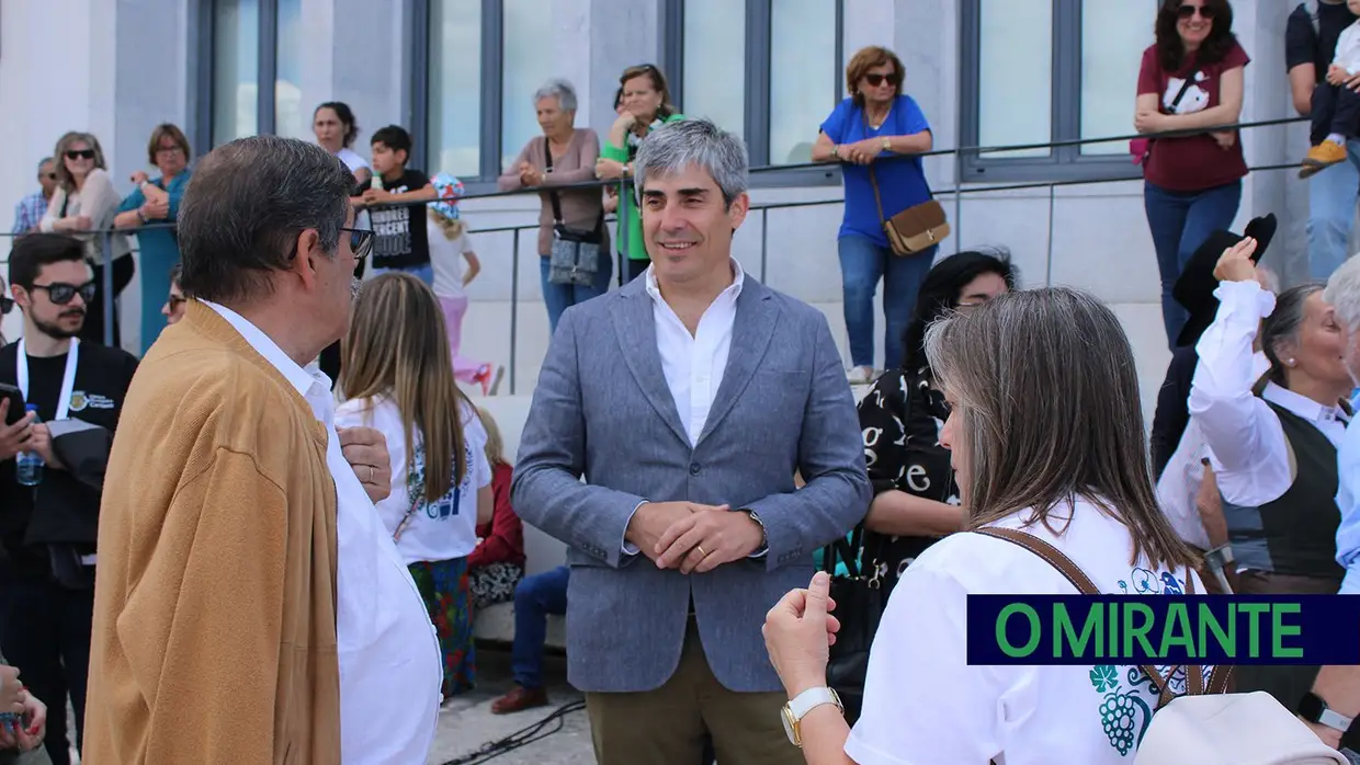 Desfile de campinos e ranchos folclóricos pelas ruas do Cartaxo